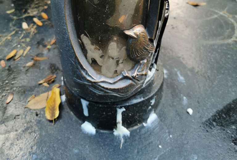 Jak usunąć plamy po wosku z nagrobka? Szybkie i skuteczne metody