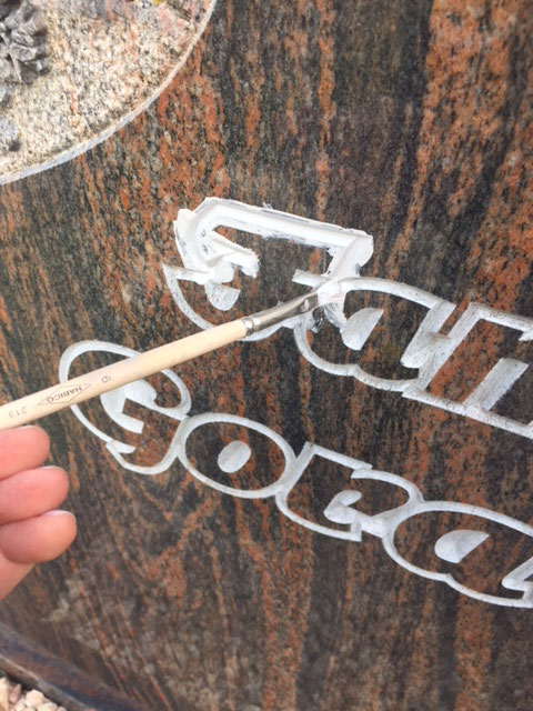 Jak pielęgnować i czyścić litery kamieniarskie na nagrobkach?